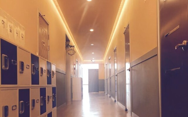 Sanbangsan Hot Spa Guesthouse - Hostel