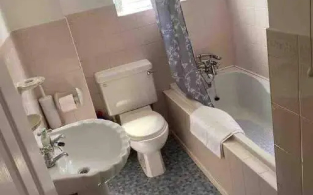 Modern 2 Bedroom House with Wifi