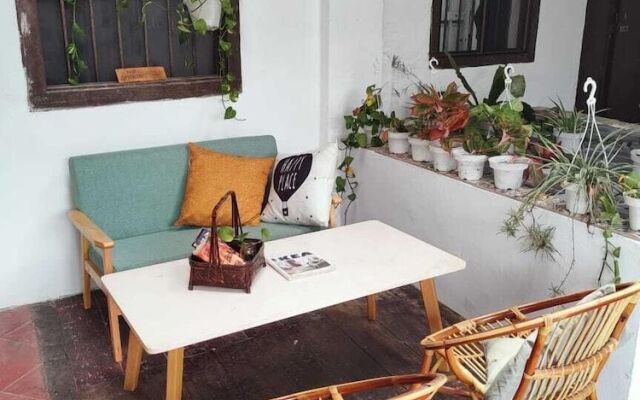 SPOT ON 90746 Vspace Guesthouse & Cafe