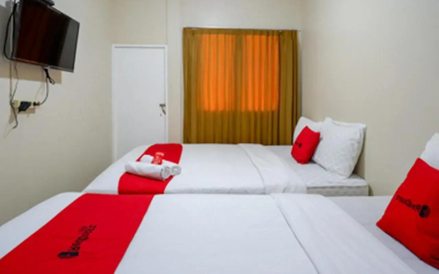 RedDoorz near Ahmad Yani Monument Park Kudus