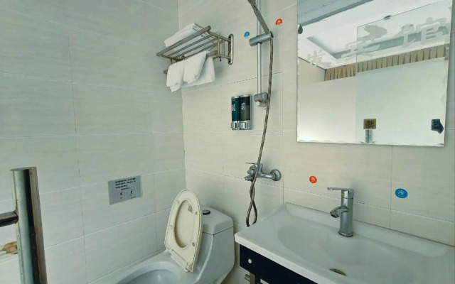 Yuefa Hotel (Shenzhen Dongmen Old Street Shaibu Subway Station)