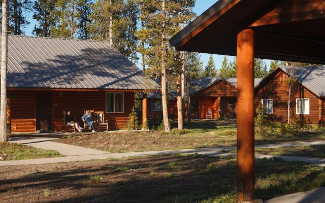 Headwaters Lodge & Cabins at Flagg Ranch