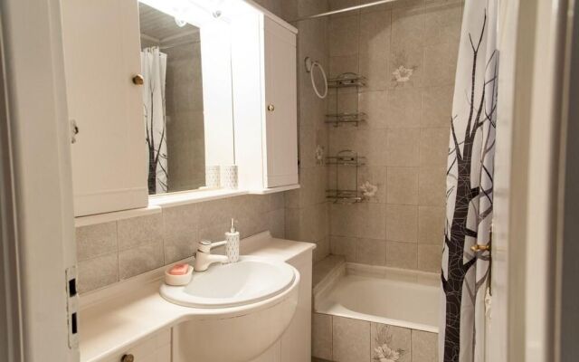 Bright Apt In Thisseio