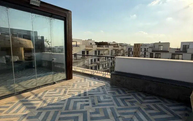 Modern Rooftop Apt with Private Terrace