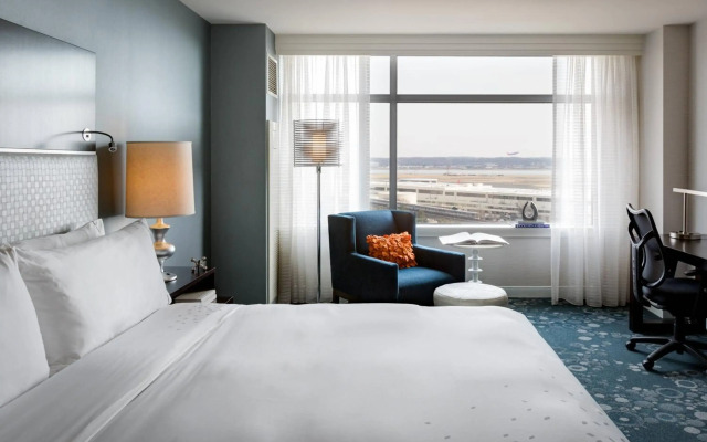 Renaissance Arlington Capital View Hotel