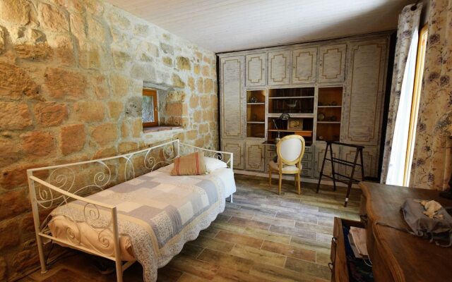 Authentic Castle in Bon-Encontre with Open Kitchen