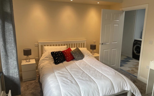 Beautiful 3-bed House in Sunny Killough Down