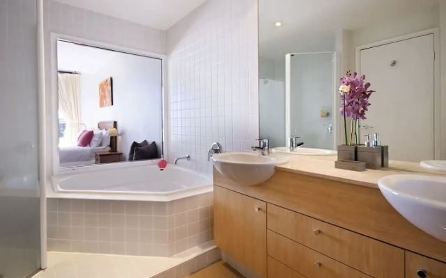 Homebush Bay Self-Contained Modern Two-Bedroom Apartments (BEN)