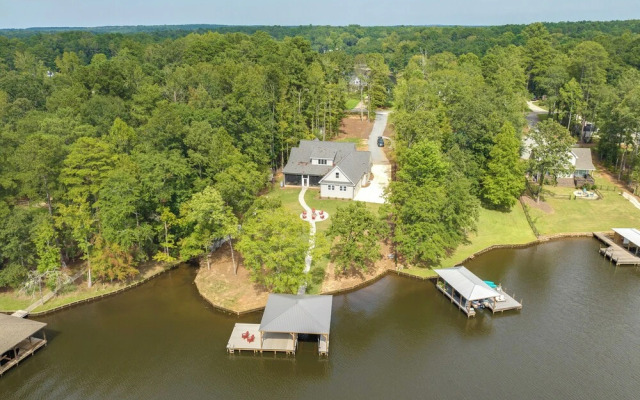 Spacious Lake Sinclair Vacation Rental w/ Dock!