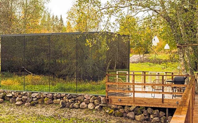 Riverbed inn ÖÖD mirror house and Iglucraft sauna by river