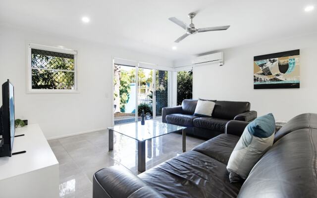Diamond Beach 3 Bedroom Poolside Apartment - 34