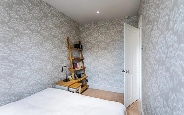 Fulham Serenity: Your Charming 2-bed Retreat