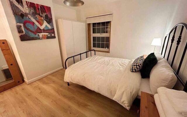 Essex 2-bed House nr Stanstead With Arcade Machine