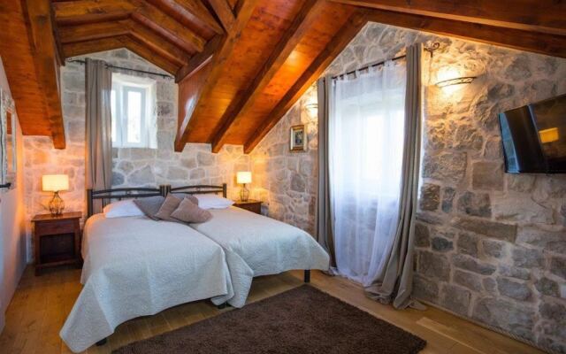 Beautiful 4-bed Villa for up to 10 Guests