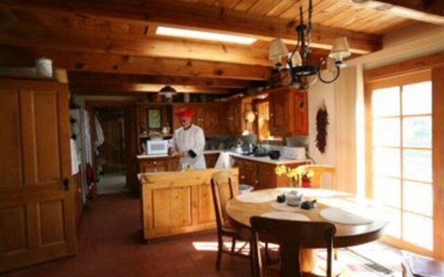 Nora Dixon Place Bed & Breakfast