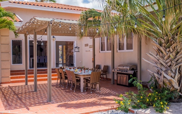 Large Pool Villa, Sleeps 18! BBQ 1mile to Beach!