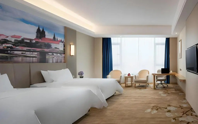 Vienna International Hotel Qishi Center Branch in Dongguan, Guangdong.