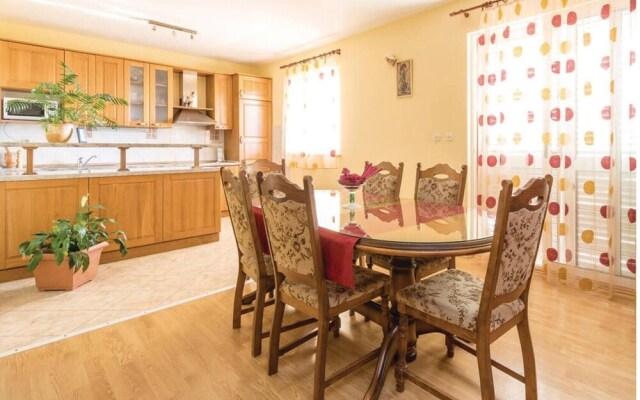 Nice Home in Kastel Luksic With Wifi and 6 Bedrooms