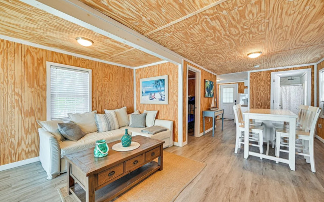 Inviting Beachfront Apartment in Hawk's Nest Beach