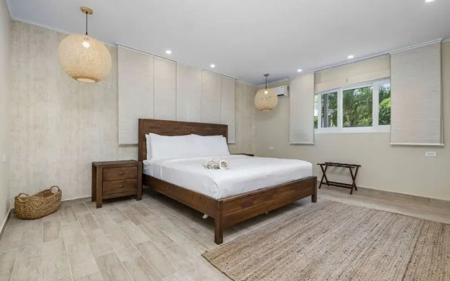 New 5 Bedroom Private Pool Near Superfood