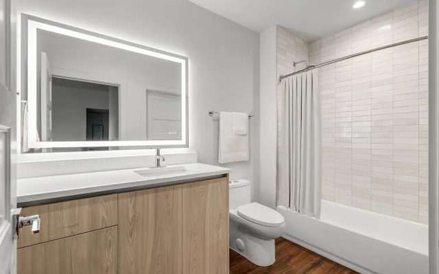 Upstay! New Renos Spacious Apartment Near Soco