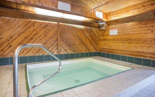 Super 8 by Wyndham Bloomington University Area