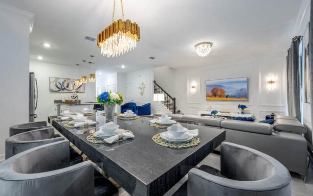 Luxury Chic Modern Home Prime Location