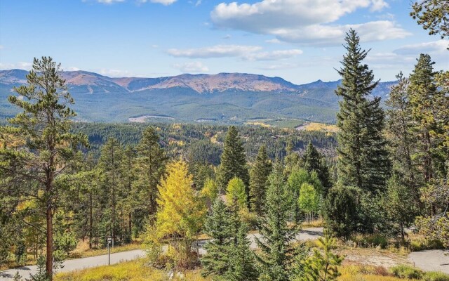 Rounds Retreat 4 Bedroom Home by RedAwning