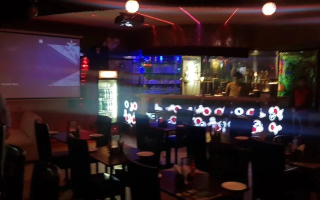 OYO Townhouse 651 Hotel Taksonz