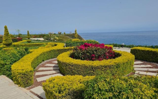 Serene Three-bedroom Retreat in Unforgettable Setting