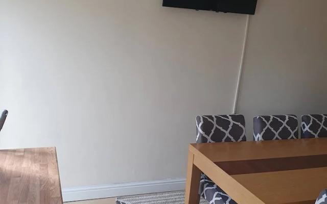 5-bed House With Separate Living Room