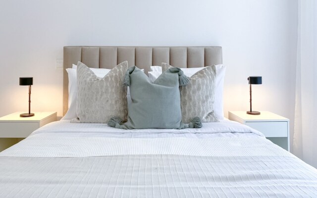 Phaedrus Living: Limnaria Luxury Flat Vine 121