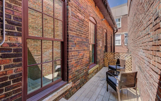 Downtown Delight - Private Balcony - Downtown Condo