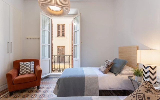 3 Bd Apartment With Balconies Next to Larios Street. Larios