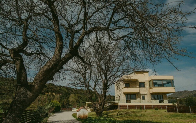 Villa Mirsini - Stone Villa Close to the Beach