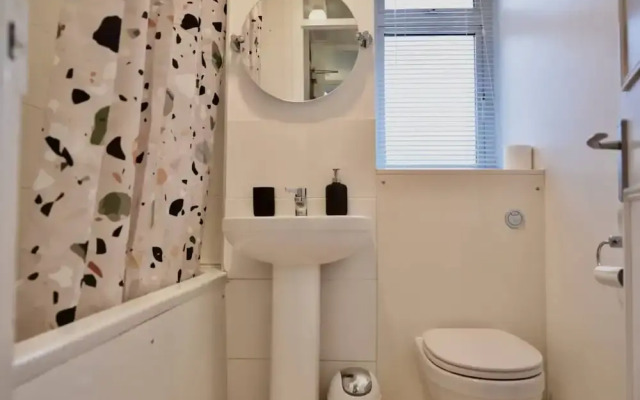 Chic London Apartment Minutes From Station