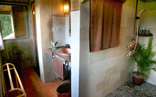 Artist Eco Villa With Wood And Clay