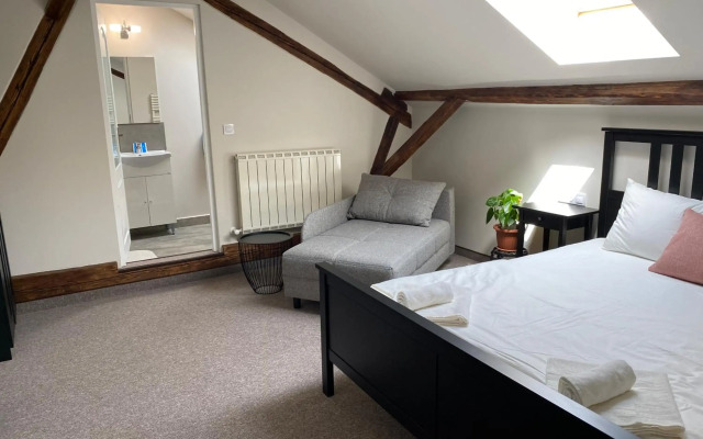 Theater Guesthouse with Parking