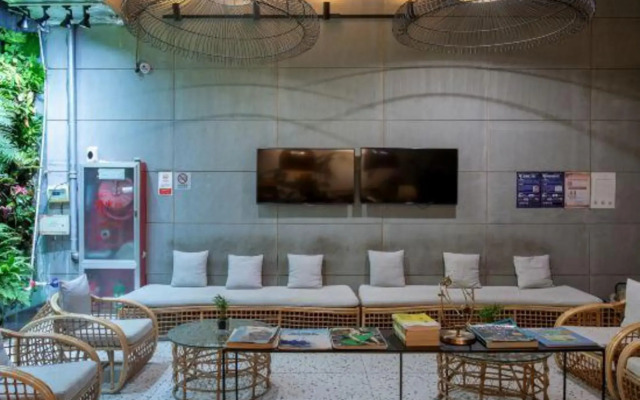 Jue Hotel (Greenbelt Window of Zhengzhou High-speed Railway East Station)