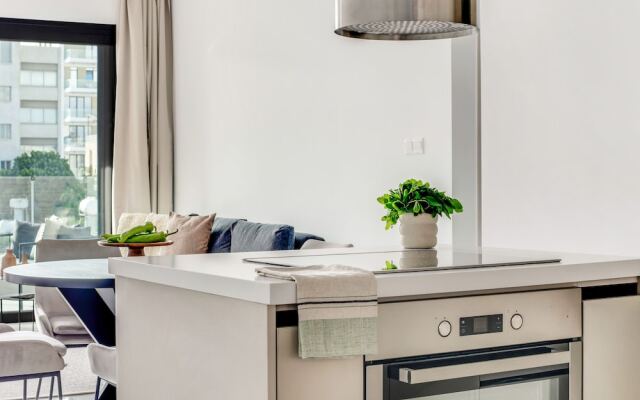 Sanders Premier - Cozy 2 bdr apt With Balcony