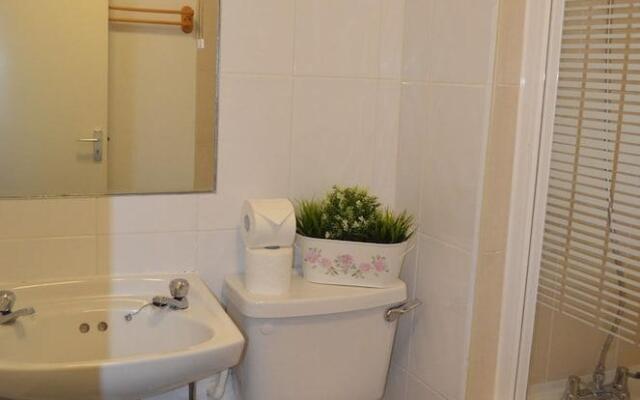MetroStays - Riverside Apartment