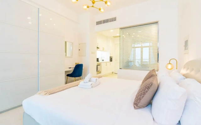 Gorgeous Studio with breath-taking Palm Views