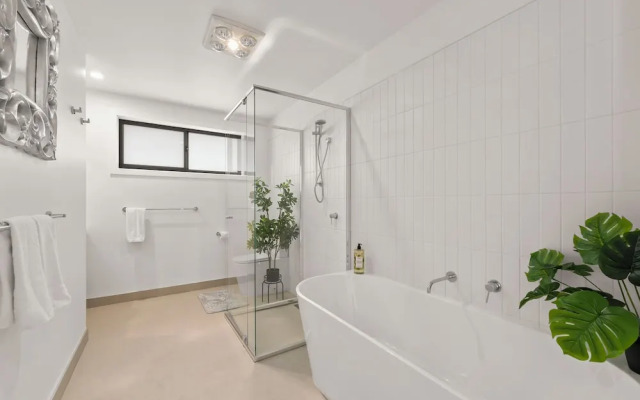 Gorgeous 4 Bedroom House - Blackmans Bay