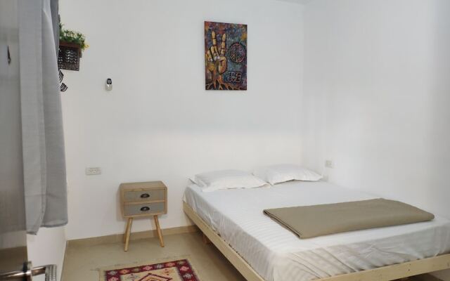 Private & Spacious Apt w Queen Beds PRKG