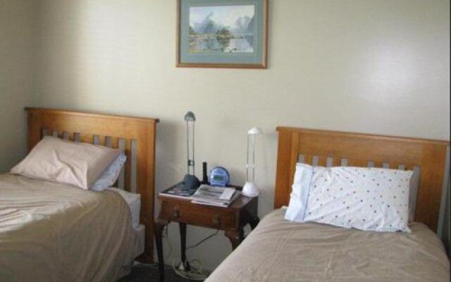 Cricklewood House Bed & Breakfast