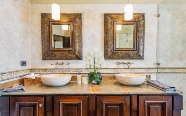 Stunning beachfront Flamingo mansion with incomparable ocean setting