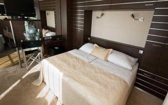 GreenYacht Hotel