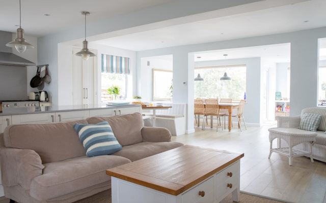 Tranquil Family Retreat 5 min to Beach Garden