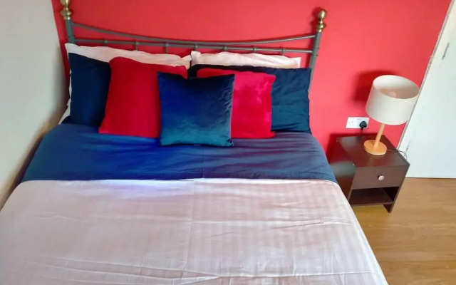 Spacious 3bed House in Walsall With Parking Onsite