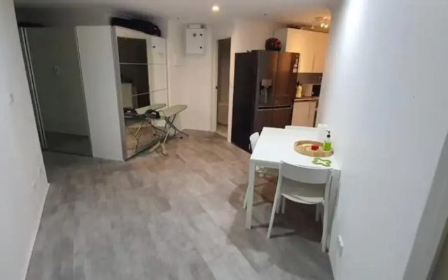 Private Modern Room in center of the city – Guest Rooms – Canberra